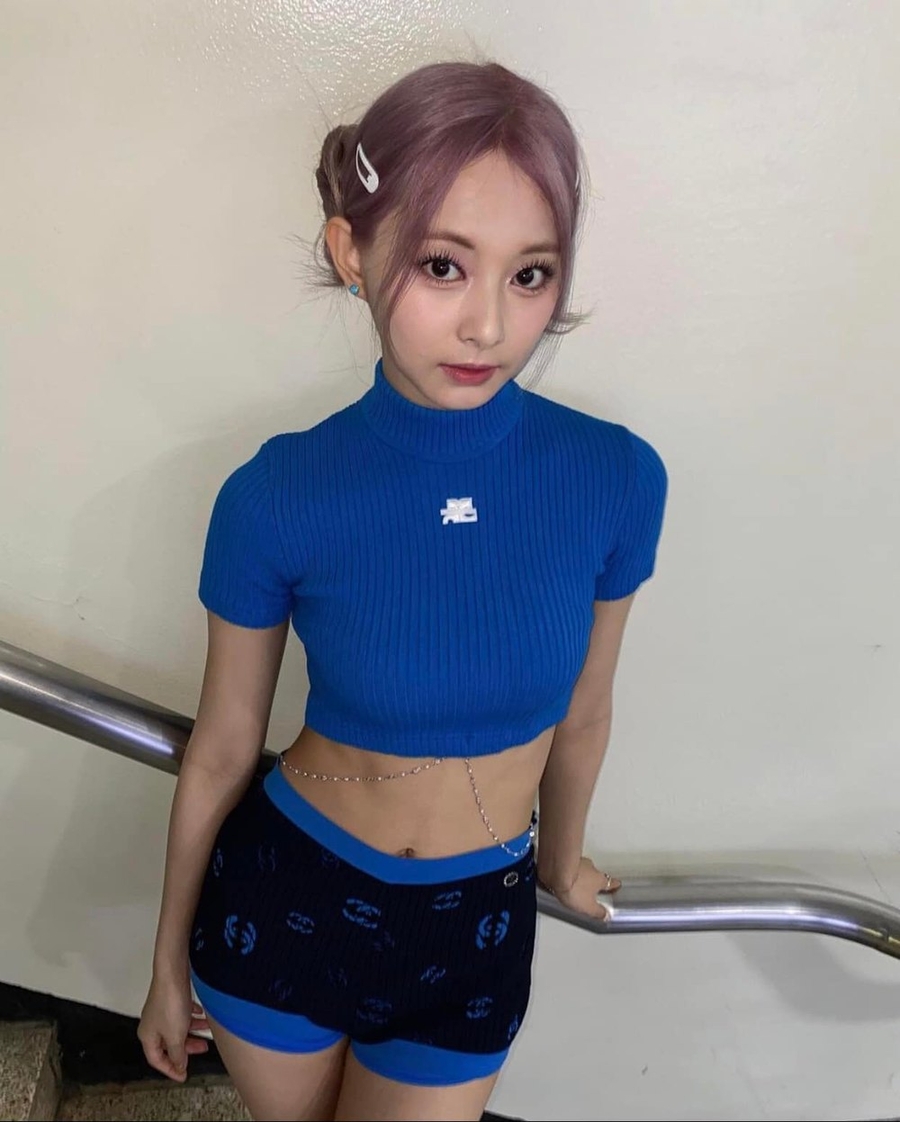 Cận cảnh gương mặt xinh đẹp của Tzuyu đằng sau lớp khẩu trang. (Ảnh: Instagram @thinkaboutzu)