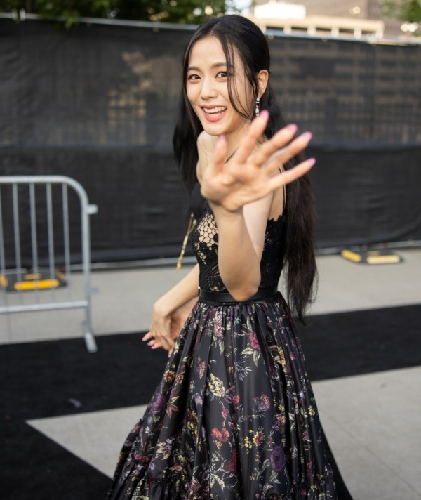 Tuy nhiên, Jisoo lại gây tiếc nuối khi diện trang phục dìm dáng. (Ảnh: Twitter @fourgirls0316)