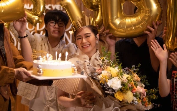 Lương Bích Hữu hạnh phúc trong sự yêu thương của ê-kíp. (Ảnh: Lương Bích Hữu)