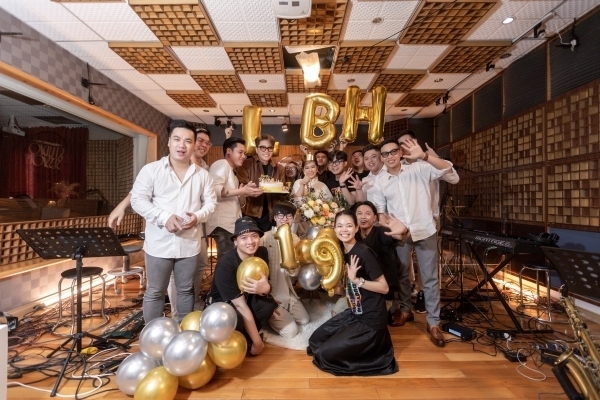 Nữ ca sĩ rưng rưng nước mắt vì tình cảm của mọi người dành cho mình. (Ảnh: Lương Bích Hữu)