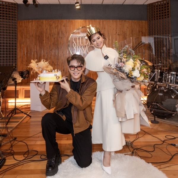 Ca nhạc sĩ Châu Đăng Khoa góp một tay để tạo sự bất ngờ cho người chị thân thiết. (Ảnh: Lương Bích Hữu)