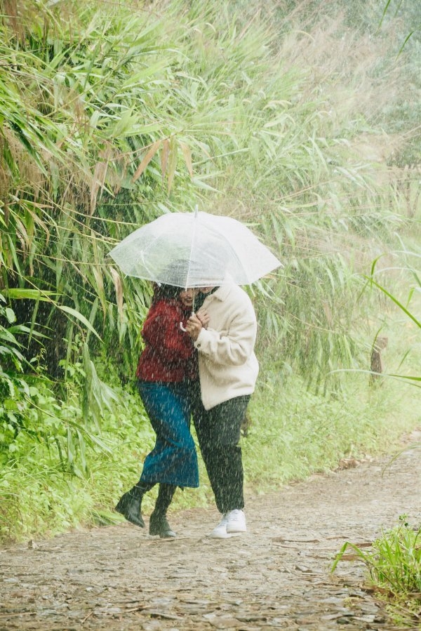 nữ ca sĩ vẫn giấu mặt nam chính và chỉ để lộ những khoảnh khắc ôm ấp, nắm tay, cùng chạy dưới mưa cực tình cảm của cả hai.