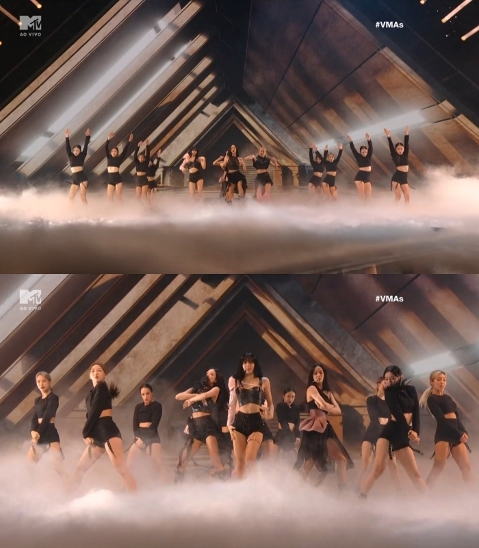 BLACKPINK hát live hoàn toàn và giữ giọng cực ổn định. (Ảnh: Chụp màn hình VMAs 2022)