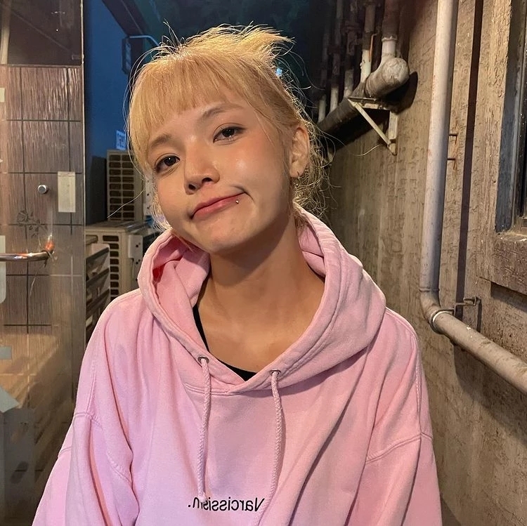 Nữ thần tượng không dám gặp gỡ ai. (Ảnh: JTBC)