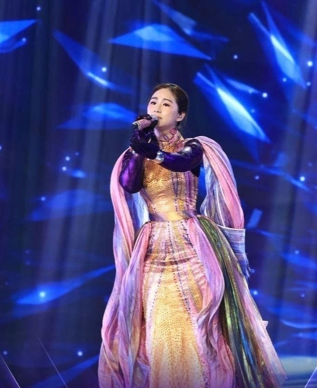 Sự trở lại của nữ ca sĩ khiến nhiều khán giả xúc động. (Ảnh: Ca sĩ mặt nạ)