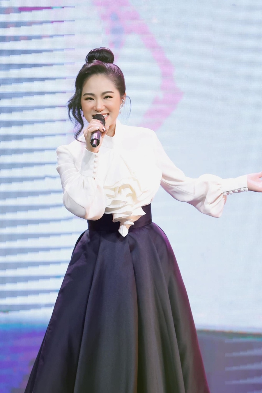 Lương Bích Hữu tạm dừng hoạt động nghệ thuật rất lâu. (Ảnh: Facebook Lương Bích Hữu)