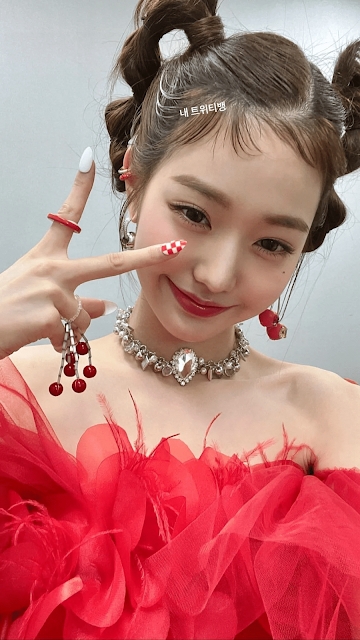 Đôi lông mày to bản vẫn không dìm nổi visual của Wonyoung. (Ảnh: Instagram @for_everyoung10)