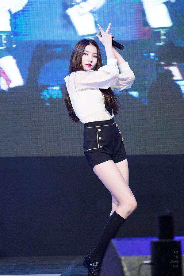 Sowon luôn thu hút sự chú ý mỗi khi xuất hiện trước khán giả. (Ảnh: Pinterest)