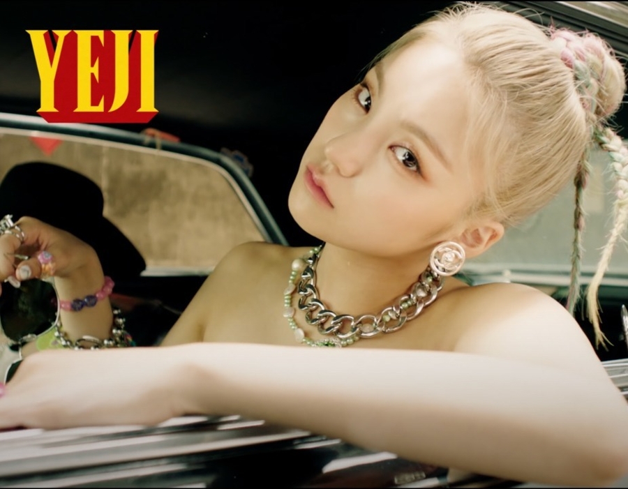 Yeji đã phải học 2 tuần để có cảnh quay lái xe hoàn hảo. (Ảnh: YouTube JYP Entertainment)