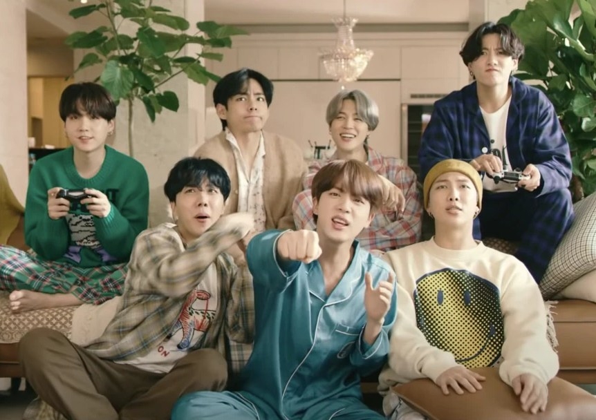 Những thước phim trong MV Life Goes On được nhiều khán giả khen ngợi bởi màu sắc hợp lý. (Ảnh: Pinterest)