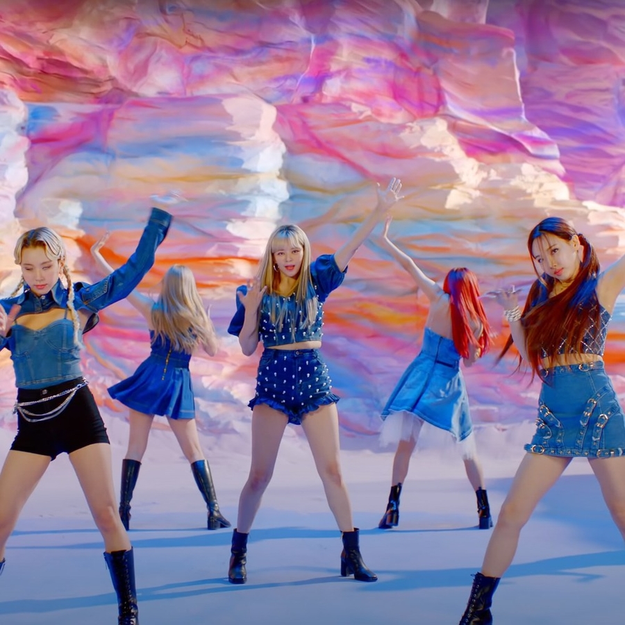 Cô nàng rất chu đáo khi biết giúp đỡ ê-kíp của mình để mọi việc diễn ra nhanh chóng. (Ảnh: YouTube JYP Entertainment)