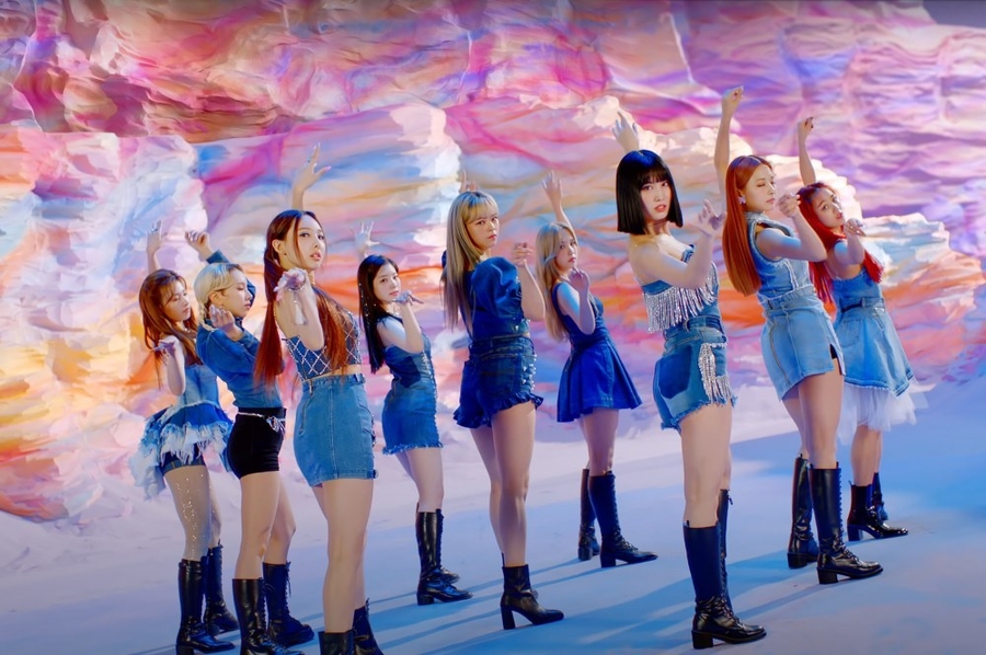 Jeongyeon phụ nhân viên sơn phần núi cầu cồng đằng sau. (Ảnh: YouTube JYP Entertainment)