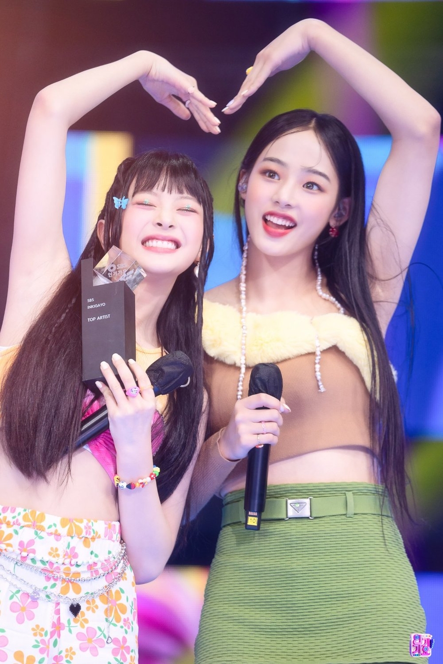 Minji và Hanni là bạn đồng niên. (Ảnh: Inkigayo)