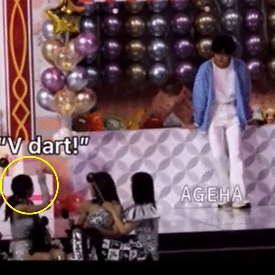 Nayeon ra hiệu cho V phóng phi tiêu. (Ảnh: Pinterest)