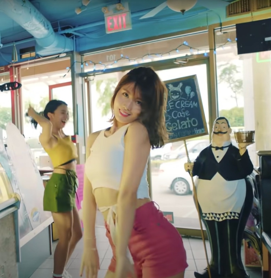 Cô nàng đã tự biên đạo phần breakdance trong MV Likey. (Ảnh: YouTube JYP Entertainment)