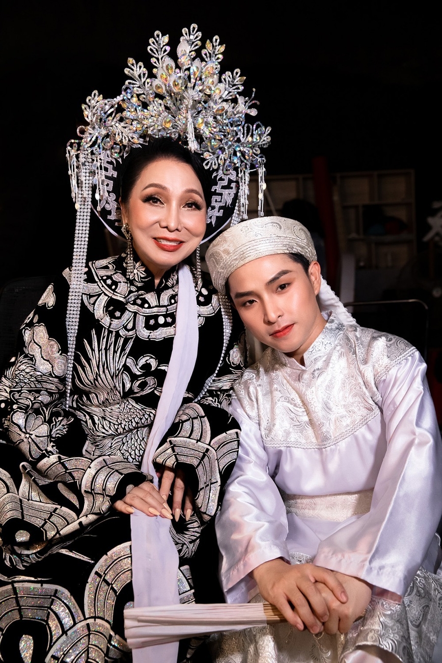 Nghệ sĩ Bạch Tuyết hướng dẫn các đàn em.