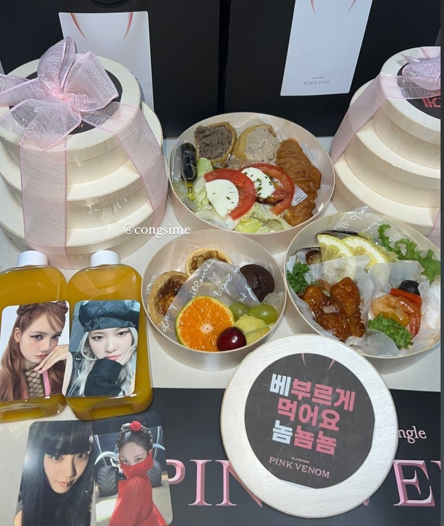 Các thành viên chuẩn bị quà tặng chu đáo cho người hâm mộ tham gia ghi hình Inkigayo. (Ảnh: Twitter @congsime)