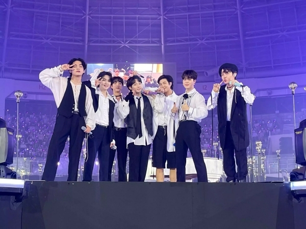 Mỗi năm BTS có thể kiếm được trung bình 218 tỷ đồng từ YouTube. (Ảnh: Pinterest)