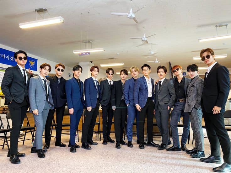 Khi tham gia trò chơi, Seventeen diện vest bảnh bao. (Ảnh: Pinterest)