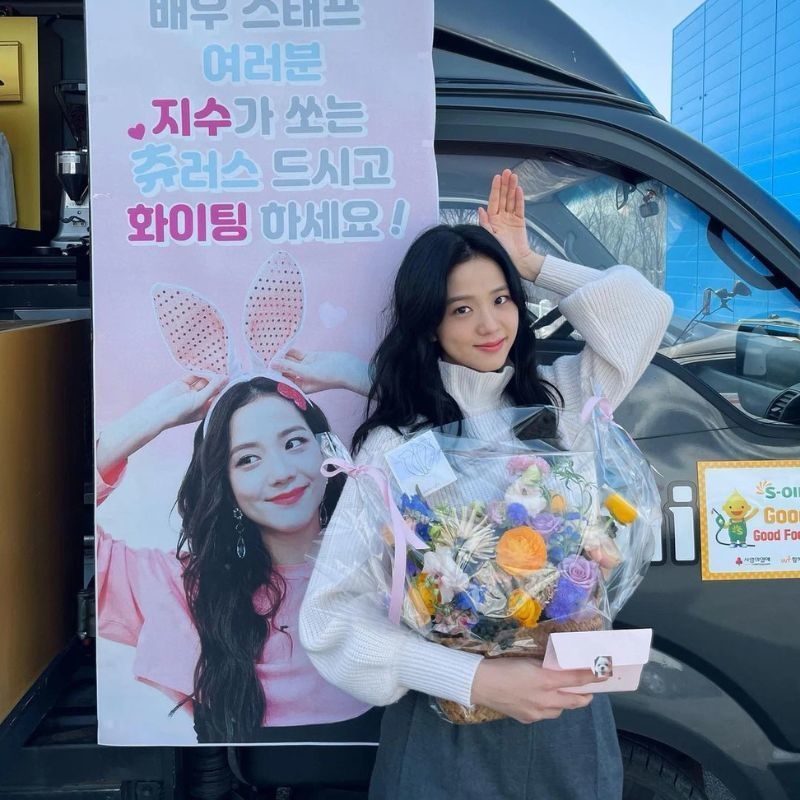 Jisoo chụp ảnh bên cạnh biển quảng cáo ở phim trường. (Ảnh: Instagram @sooyaaa_)