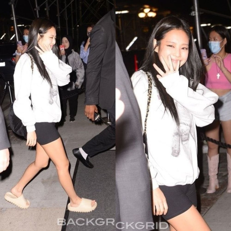 Jennie diện áo sweater, mang dép bệt đến party. (Ảnh: BACKGRID)
