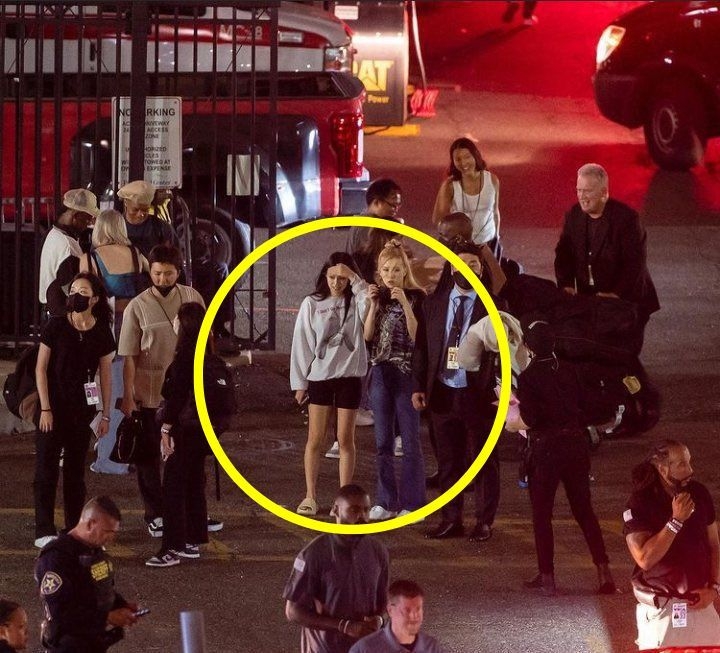 Jennie và Rosé diện trang phục thoải mái khi đến buổi tiệc của VMAs. (Ảnh: Twitter @ONLYJENNIEPH)