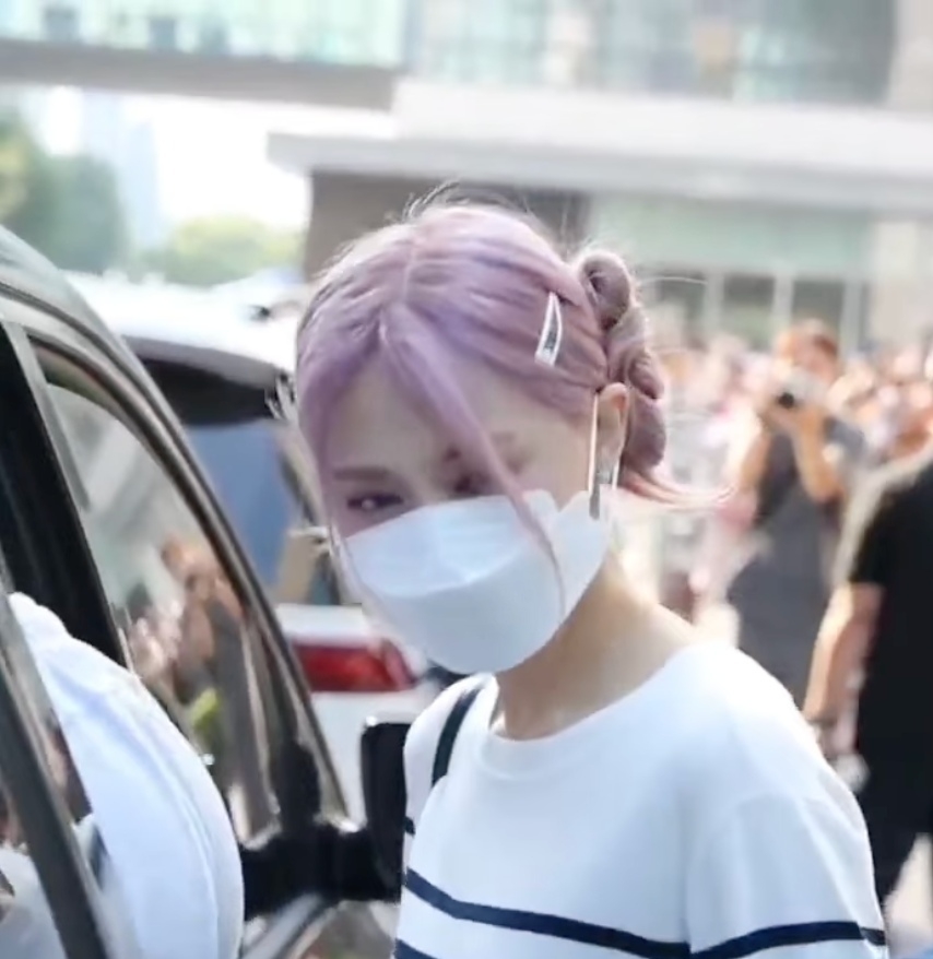 Tzuyu vừa nhuộm lại màu tóc tím từng được các fan vô cùng yêu thích. (Ảnh: FB Đợi Châu Tử Du ở trạm xe số 1406)