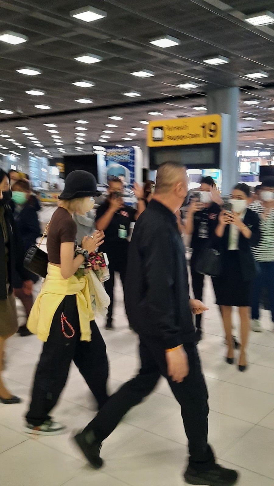 Lisa tại sân bay ở quê nhà Thái Lan. (Ảnh: Pinterest)