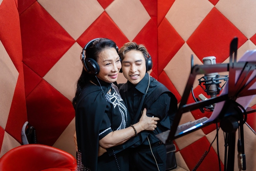 Từ trong phòng thu âm, anh đã được cô hỗ trợ nhiều.