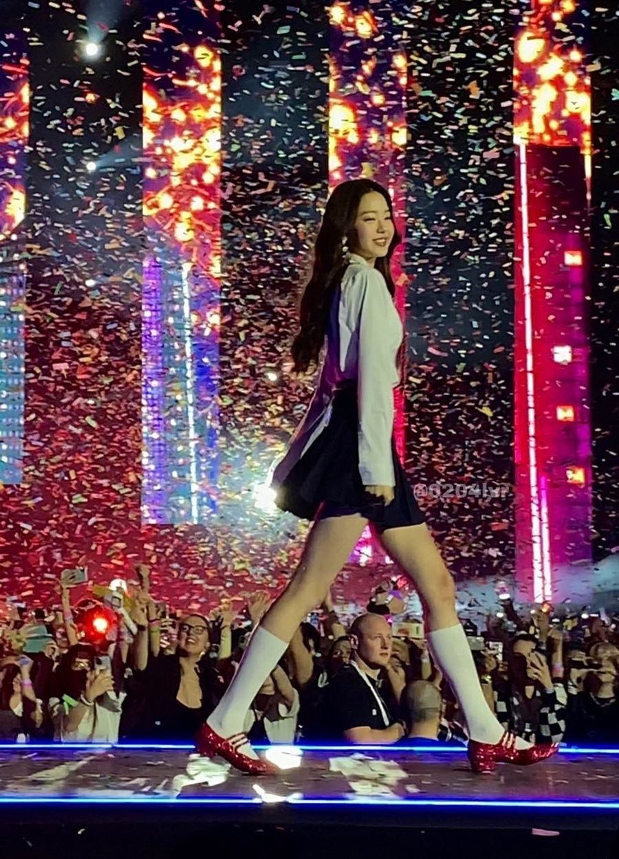 Dù ảnh chụp từ camera thường, vóc dáng của Wonyoung vẫn không bị dìm. (Ảnh: Allkpop)