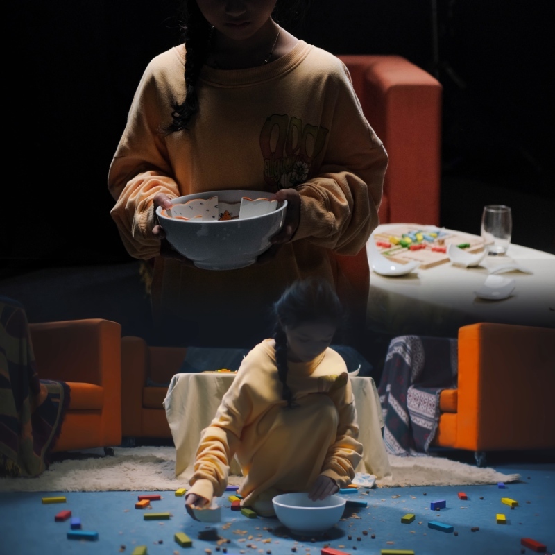 Những vụn vỡ trong mối quan hệ gia đình gây tổn thương đứa trẻ. (Ảnh: Chụp màn hình YouTube Hamlet Trương)