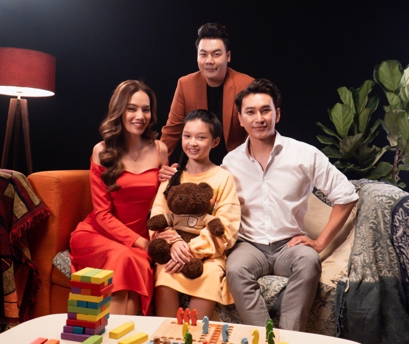 MV có sự góp mặt của 3 nhân vật là Kỳ Nam, Hoàng Phương và bé Ruby Bảo Ngọc. (Ảnh: Hamlet Trương)