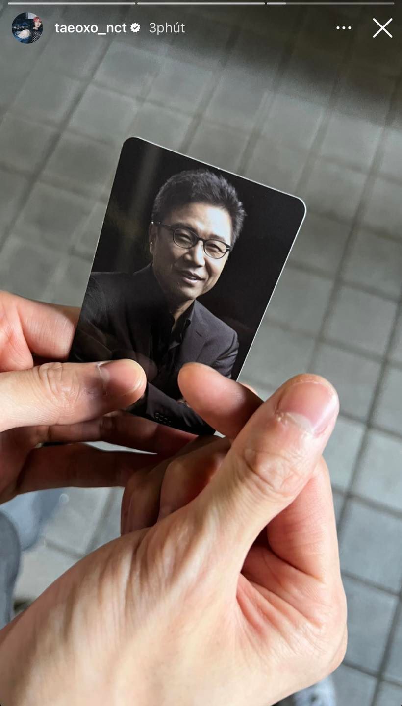 Taeyong khoe chiếc card phiên bản thầy Lee Soo Man. (Ảnh: Chụp màn hình Instagram @taeoxo_nct)