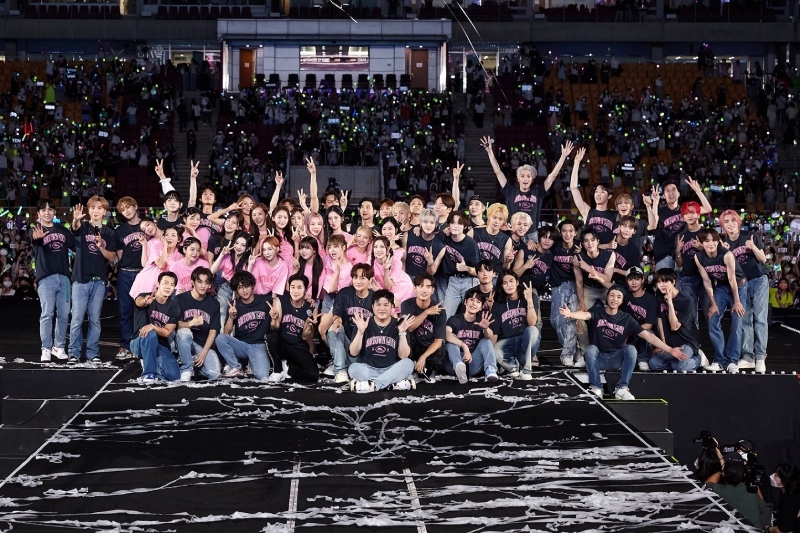 Concert nhà SM trở nên thú vị nhờ những màn tương tác giữa idol và chủ tịch. (Ảnh: Pinterest)