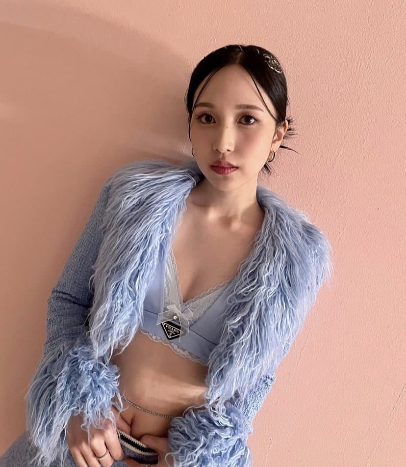 Mina "cởi bỏ" vẻ thanh thuần, tiểu thư, tự tin khoe vóc dáng nuột nà khi mặc áo bra. (Ảnh: allkpop)