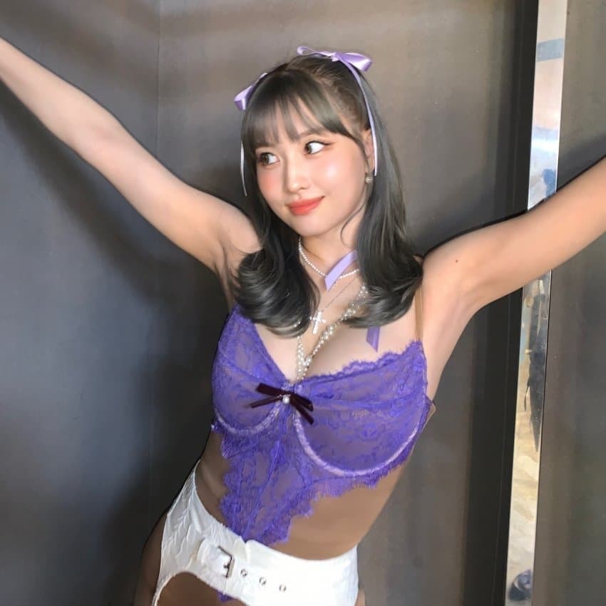 Chiếc áo bra gây tranh cãi của Momo trong bức ảnh gần đây. (Ảnh: allkpop)