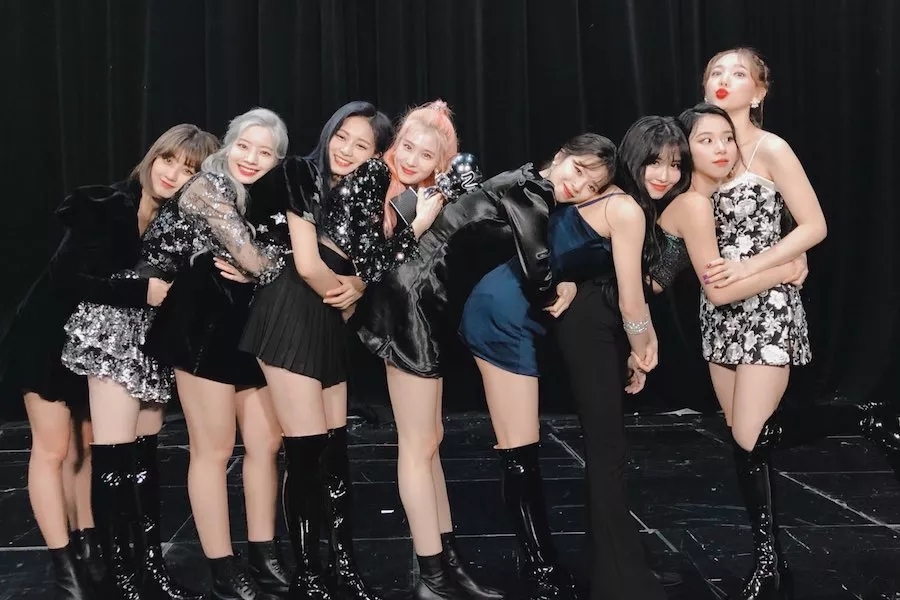 TWICE nhiều lần vướng tranh cãi đội hình "Nayeon và những người bạn". (Ảnh: Pinterest)