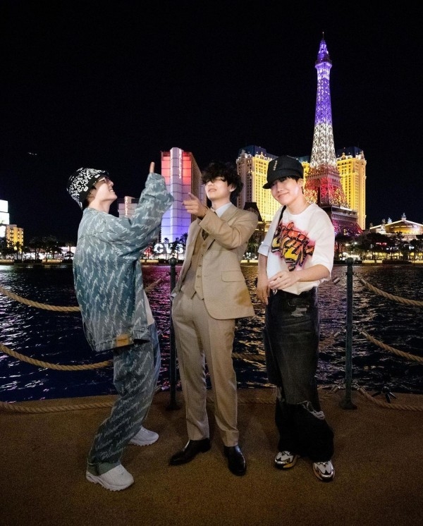 V diện vest khi đi chơi cùng Jungkook và J-Hope. (Ảnh: Pinterest)