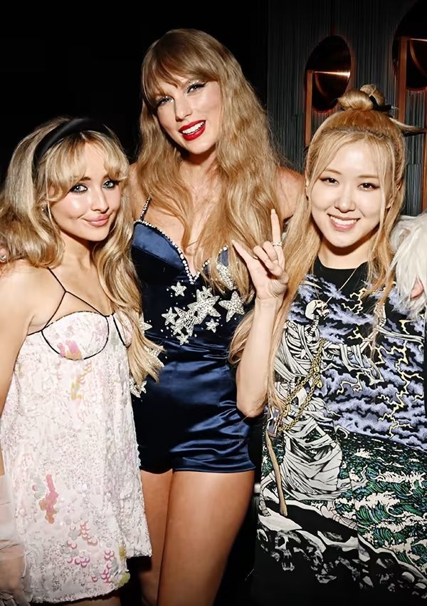 Trong khi các khách mời khác đều diện váy cầu kỳ thì Rosé mặc áo phông đơn giản. (Ảnh: Twitter @vmas)