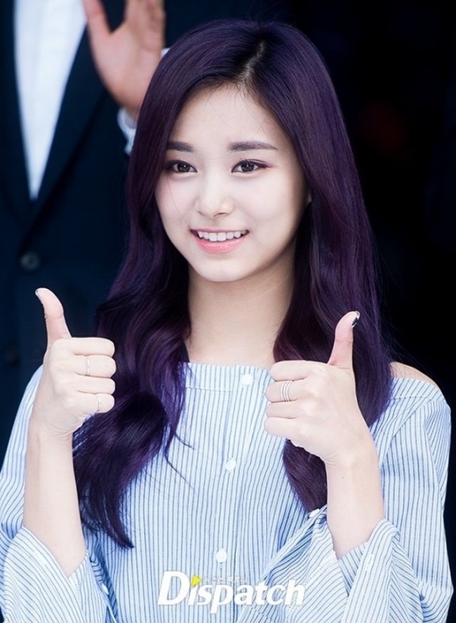 Màu tóc tím than mà Tzuyu từng nhuộm đã nâng nhan sắc của em út TWICE lên một tầm cao mới. (Ảnh: Dispatch)