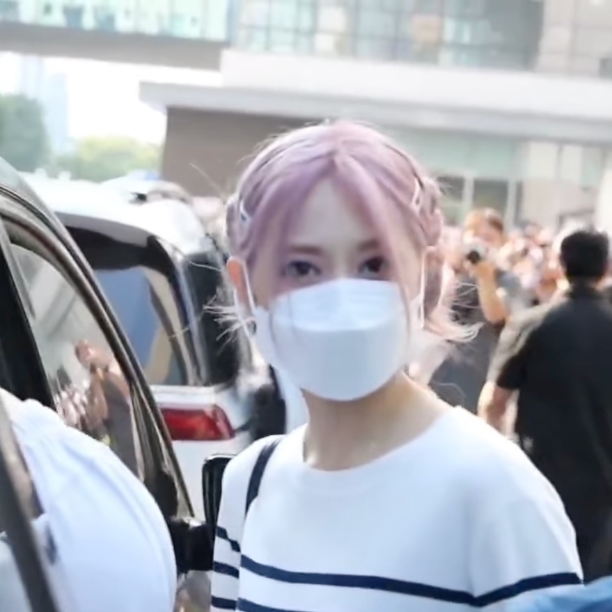 Visual xinh bất chấp camera thường của Tzuyu. (Ảnh: FB Đợi Châu Tử Du ở trạm xe số 1406)