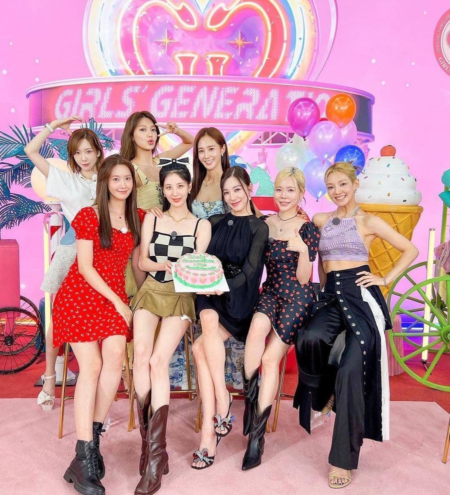 Thông qua khẩu hiệu, SNSD muốn khẳng định vị trí của mình trong lòng khán giả. (Ảnh: Allkpop)