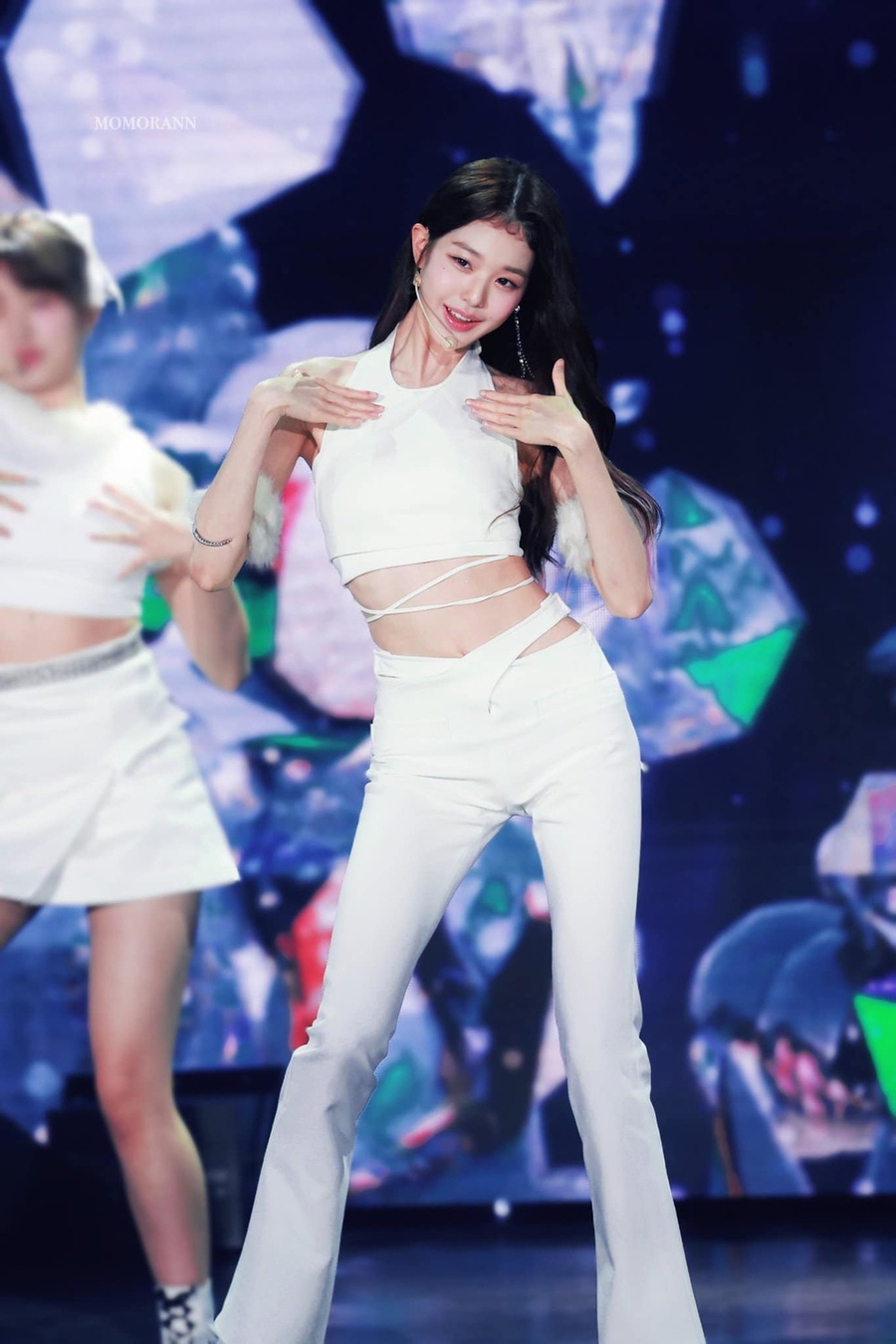 Tỷ lệ cơ thể của Wonyoung khiến khán giả trầm trồ không ngớt. (Ảnh: MOMORANN)