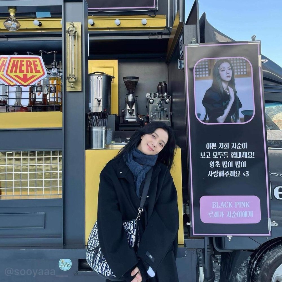 Cô nàng trang điểm nhẹ nhàng nhưng vẫn gây thương nhớ. (Ảnh: Instagram @sooyaaa_)