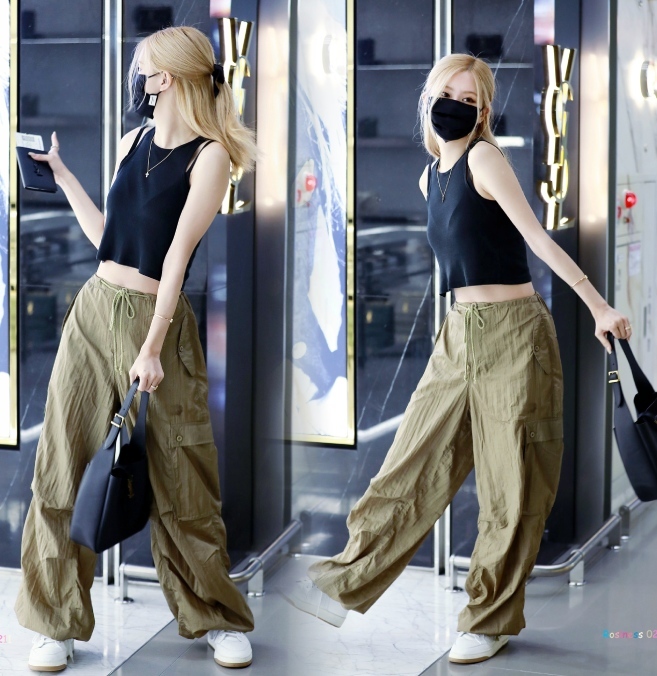 Cô nàng thay đổi nhiều kiểu tạo dáng khác nhau dù bản thân khá ngại ngùng. (Ảnh: Twitter @Rosiness_of0211)