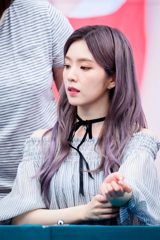 Tóc tím giúp trưởng nhóm Red Velvet cân trọn mọi khung hình. (Ảnh: Pinterest)
