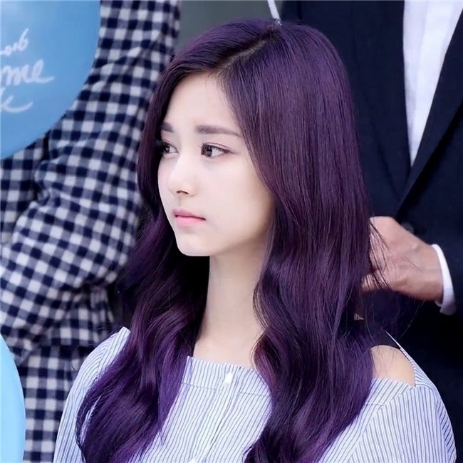 Dù chụp góc nghiêng hay cận mặt vẫn khó lòng dìm hàng được nhan sắc của Tzuyu. (Ảnh: Pinterest)