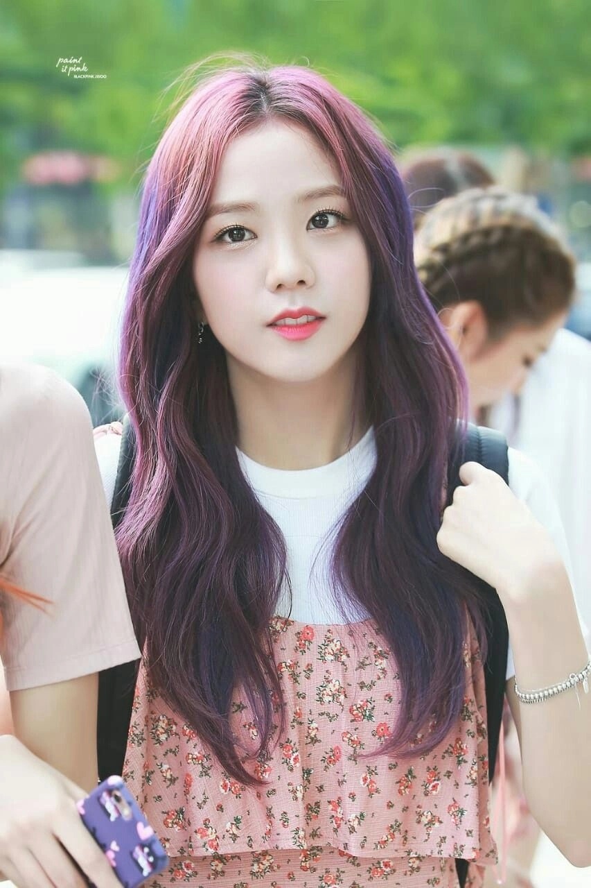 Nhan sắc của Jisoo lên hương nhờ màu tóc tím. (Ảnh: Pinterest)