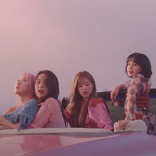 Hai cô gái tài năng Jisoo và Rosé chính là người viết lời cho bài hát. (Ảnh: Pinterest)