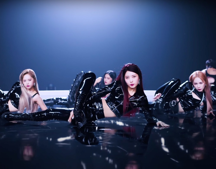 E:U đã tham gia vào đội viết lời cho ca khúc này. (Ảnh: YouTube Stone Music Entertainment)